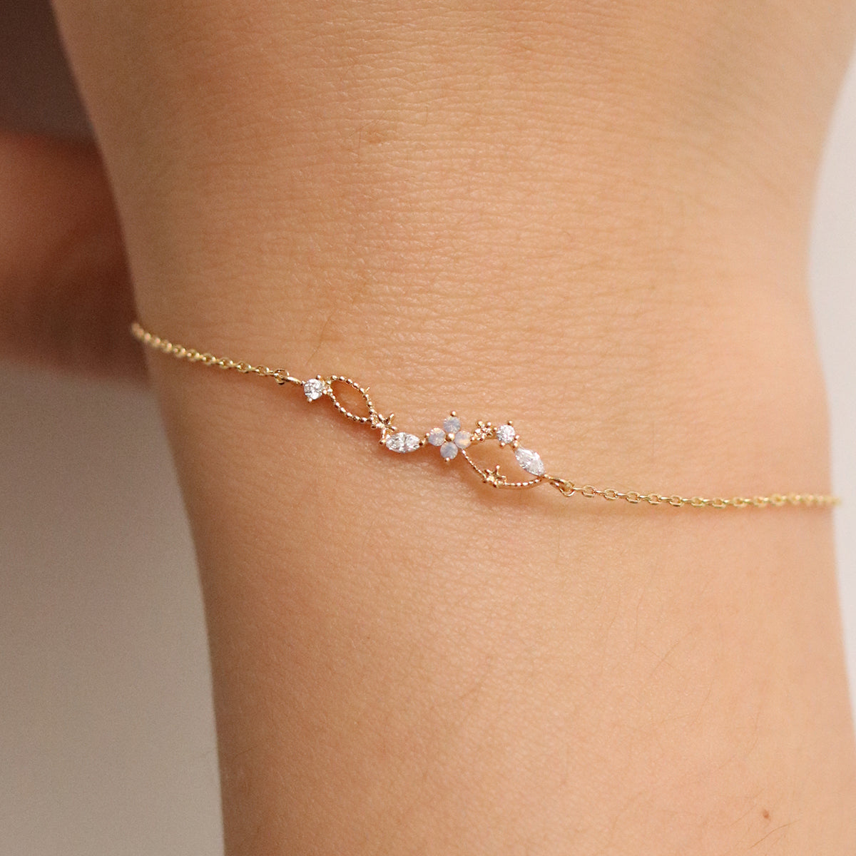 Mondstein-Gänseblümchen-Armband mit Würfel
