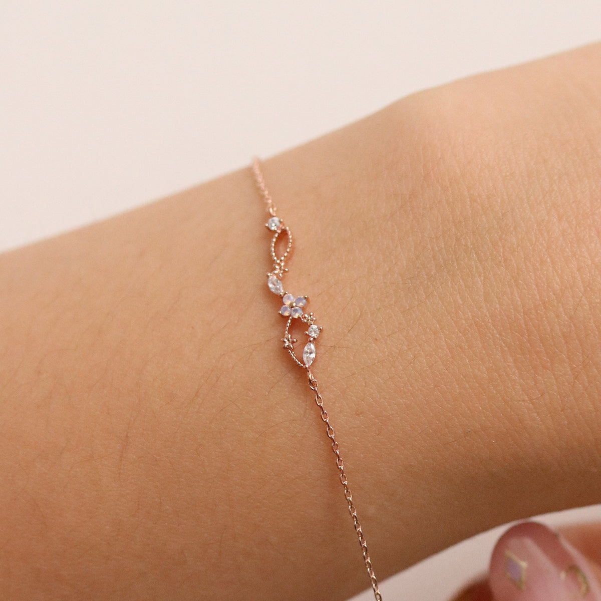 Mondstein-Gänseblümchen-Armband mit Würfel